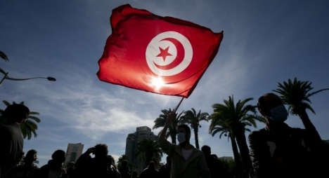 تقدير موقف لما بعد الاستفتاء.. دسترة حكم فردي يضاعف مخاوف التونسيين إزاء مستقبلهم