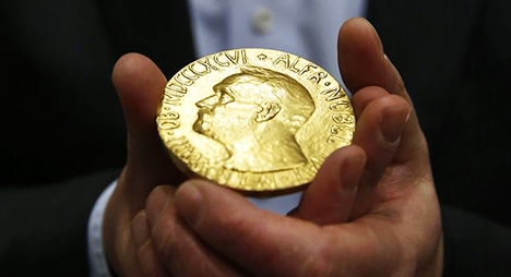 لجنة نوبل تحسم في أسماء الفائزين في الطب والفيزياء
