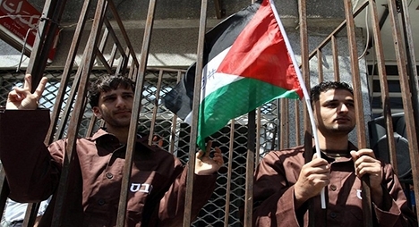 وتستمر الانتهاكات ضد الفلسطينيين.. الاحتلال يعتقل 607 فلسطينيين خلال شهر واحد